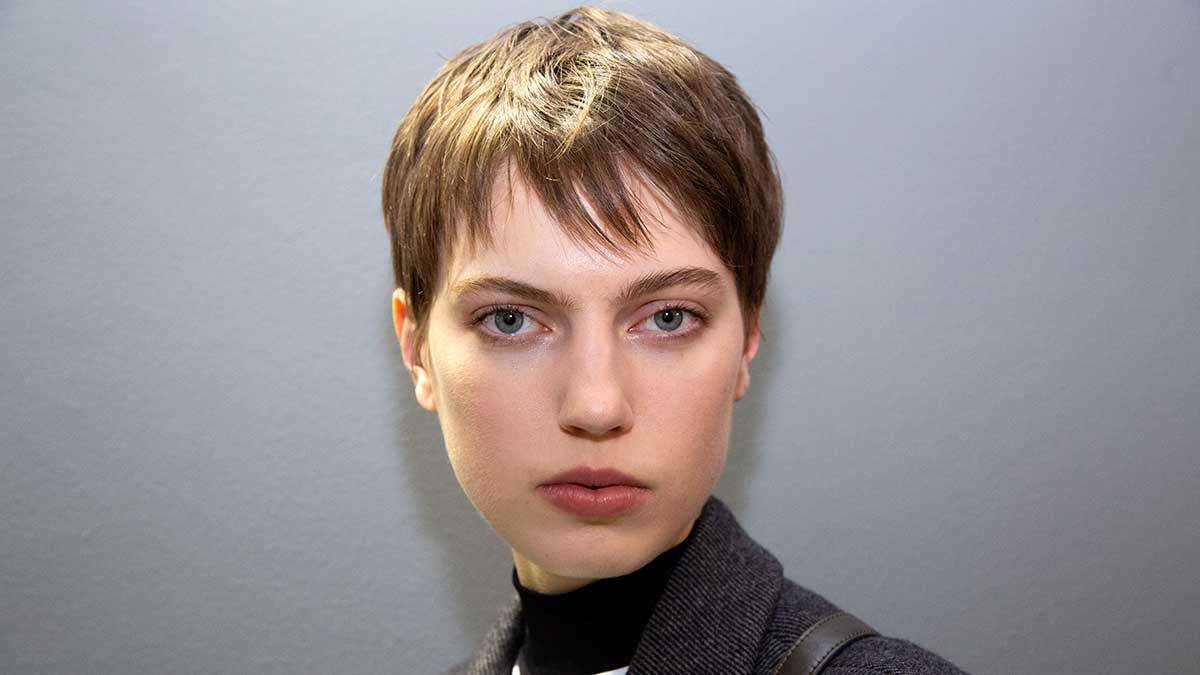 Kapseltrends herfst winter 2020 2021. De pixie cut van Nederlands topmodel Nikki Tissen