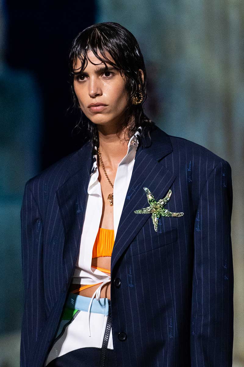 Kapseltrends 2021. Zo zien de pony's voor 2021 eruit. Photo: courtesy of Versace