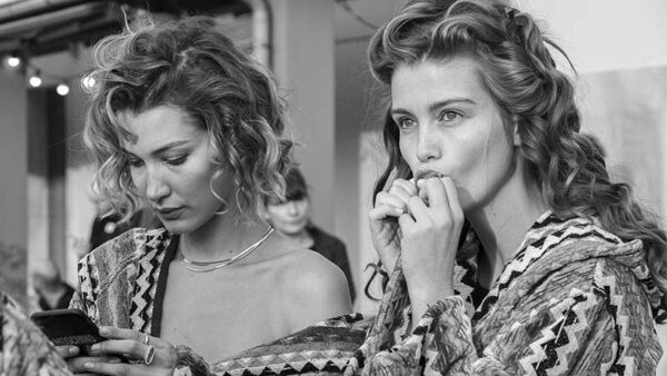 Korte kapsels dames lente zomer 2020. Backstage Missoni Zomer 2020 - Foto Charlotte Mesman