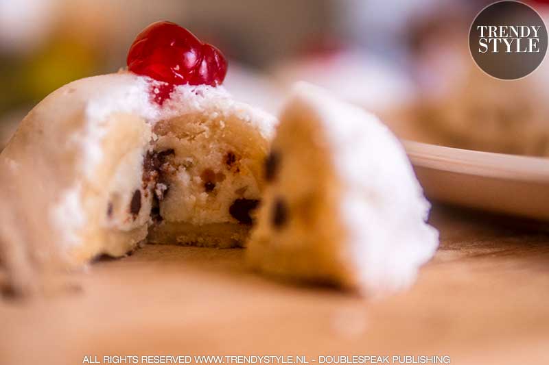 Siciliaans dessert met zoete ricottavulling. Minne di Sant'Agata (Borstjes van de heilige Agata)