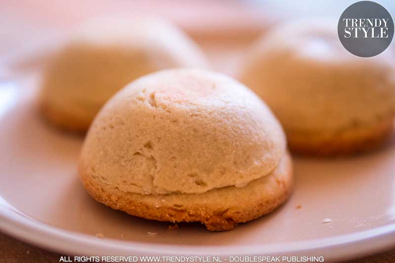 Siciliaans dessert met zoete ricottavulling. Minne di Sant'Agata (Borstjes van de heilige Agata)