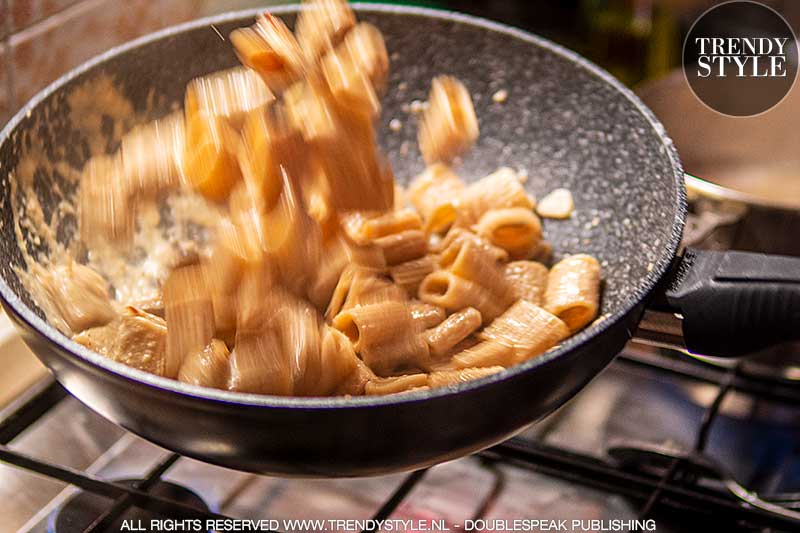 Koken in de herfst. Volkoren pasta met walnotensaus