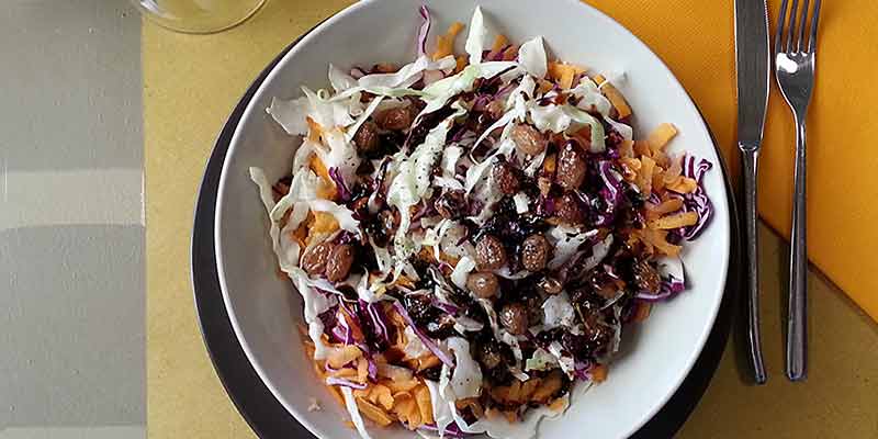 Vrolijke koolsalade met balsamiek dressing