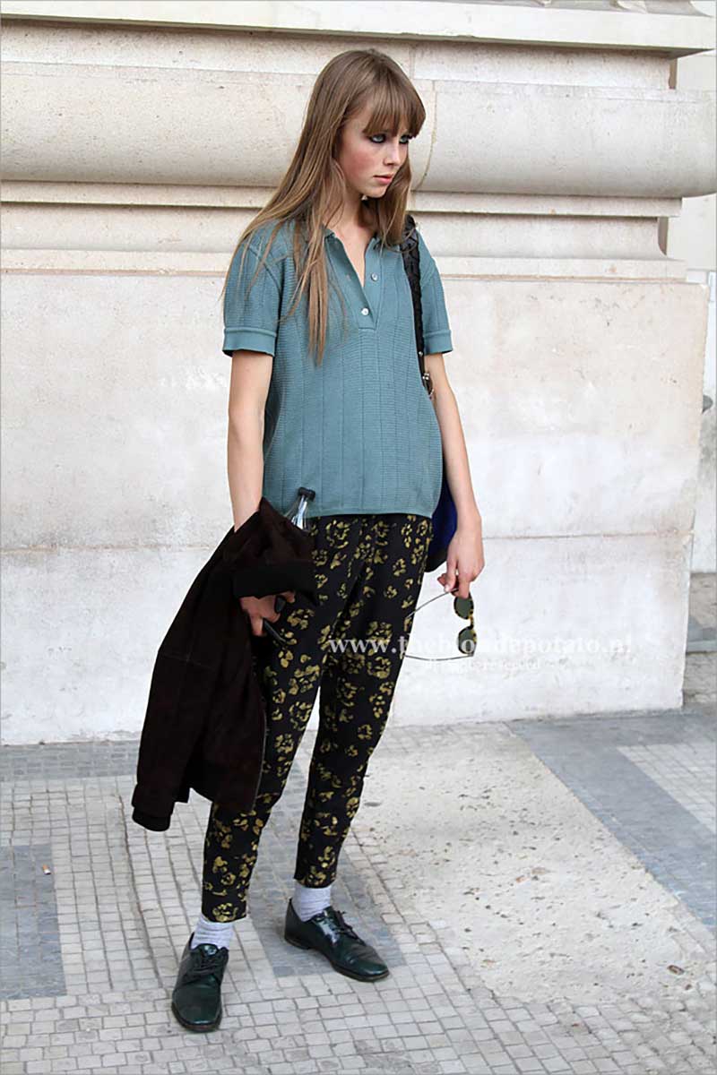 Edie Campbell tijdens de Paris Fashion Week in oktober 2012