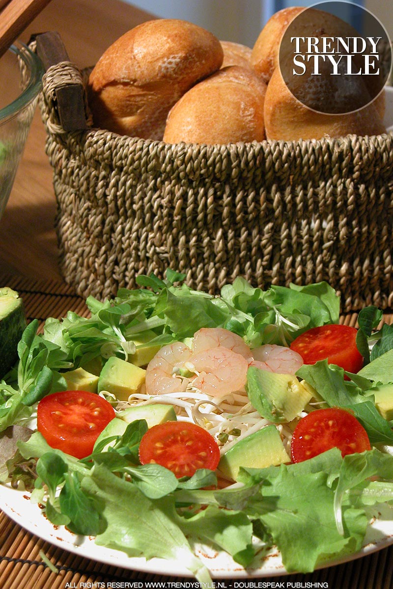 Zonnige maaltijdsalade met avocado en garnalen