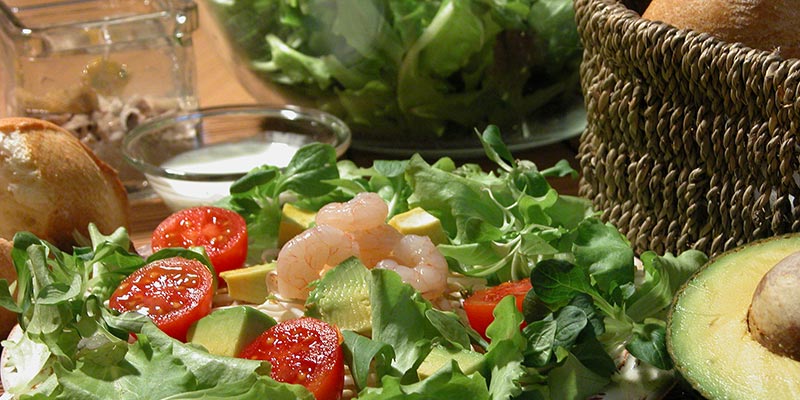 Zonnige maaltijdsalade met avocado en garnalen