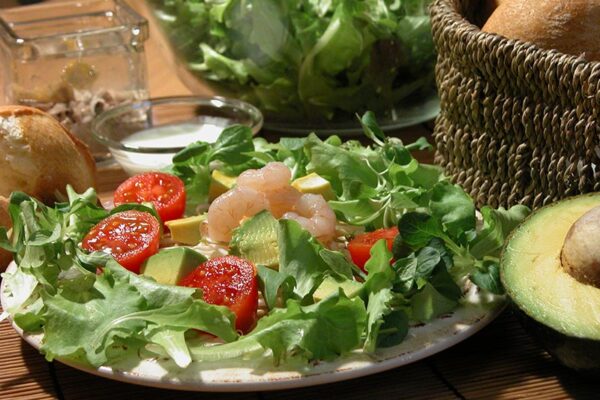 Zonnige maaltijdsalade met avocado en garnalen