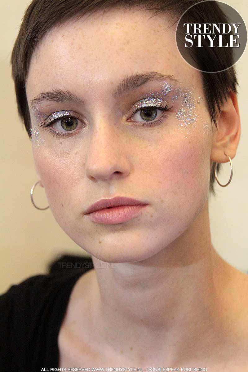 Goede Make-up 2018. Glitter oogmake-up blijft terugkomen. Copy the look IB-35