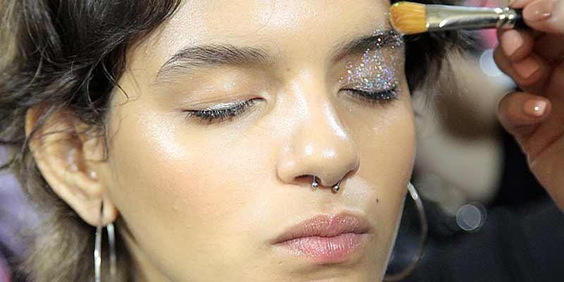 Ongebruikt Make-up 2018. Glitter oogmake-up blijft terugkomen. Copy the look DI-99