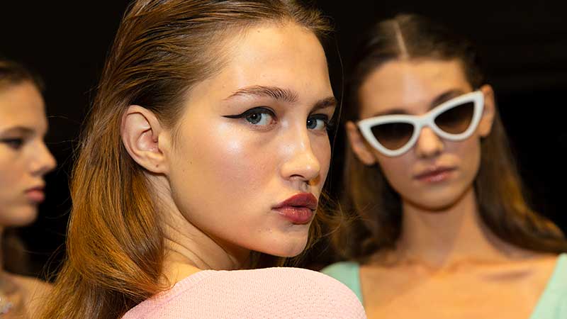 Make-up trends lente zomer 2020. Stralende huidjes en eyeliner