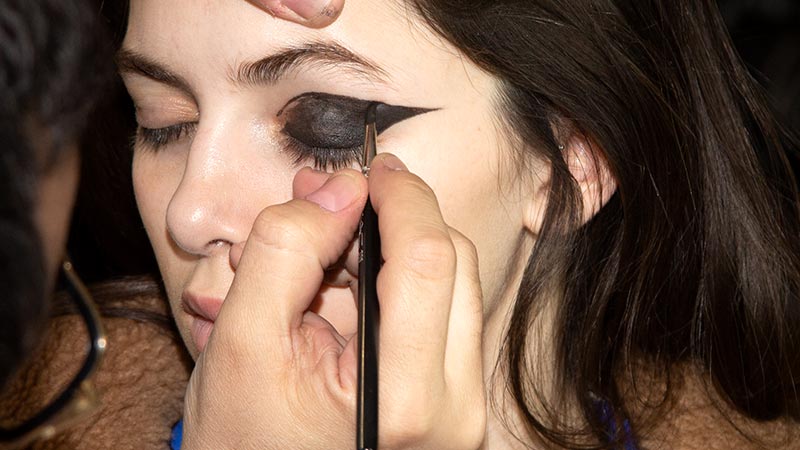 Make-up trends herfst winter 2019 2020. Zwarte oogmake-up. Eyeliner