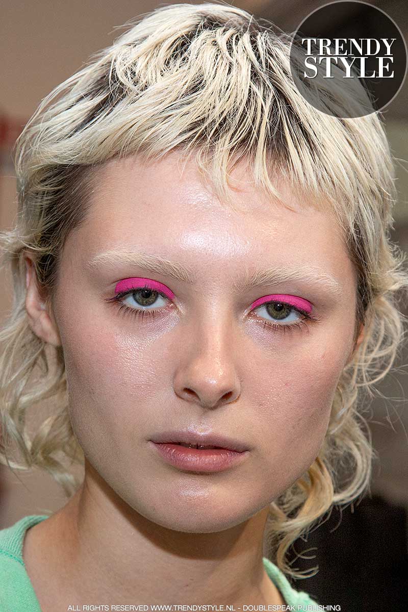 Make-up trends lente zomer 2020. Gekleurde eyeliner