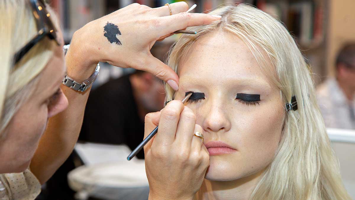 Make-up trends lente zomer 2020. Gekleurde eyeliner