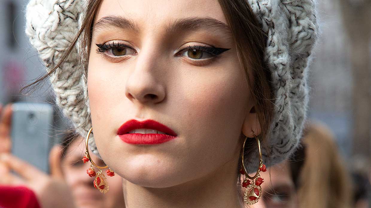 Make-up trends herfst winter 2020 2021. Rode lippenstift en zwarte eyeliner