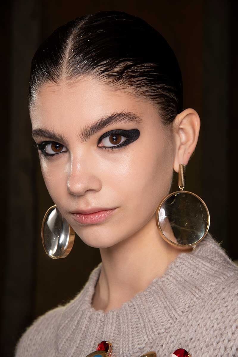 Make-up trends herfst winter 2020 2021. Rode lippenstift en eyeliner. Mac Cosmetics