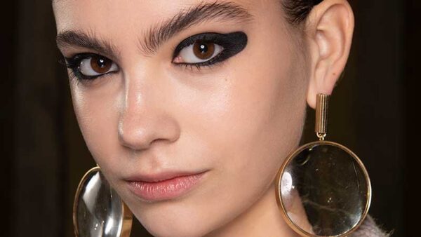 Make-up trends herfst winter 2020 2021. Rode lippenstift en eyeliner. Mac Cosmetics