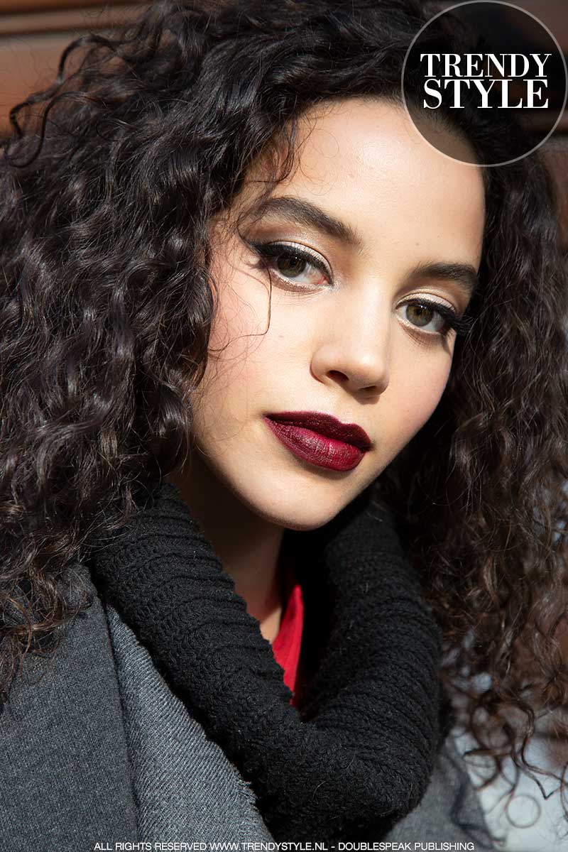 Make-up trends herfst winter 2020 2021. Rode lippenstift en zwarte eyeliner