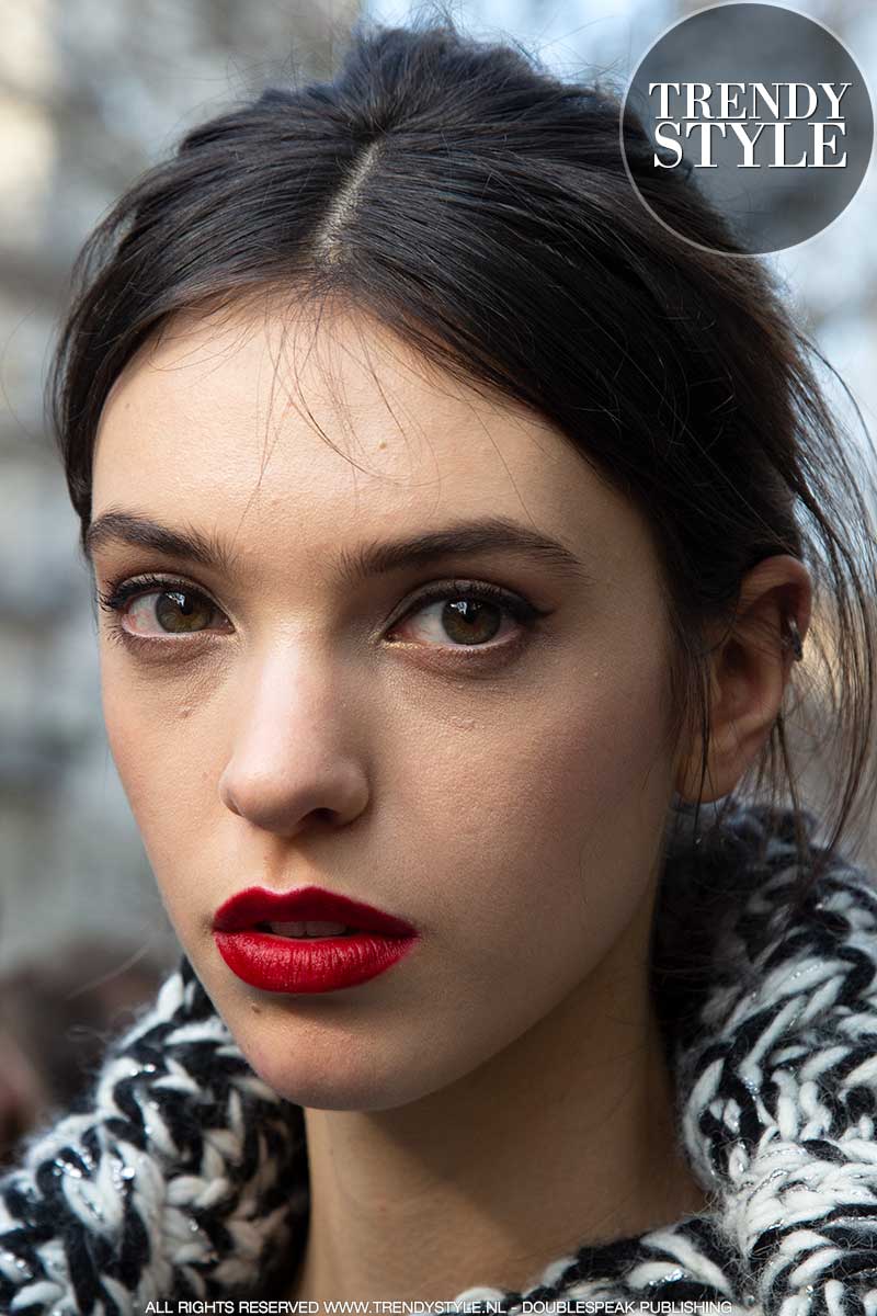 Make-up trends herfst winter 2020 2021. Rode lippenstift en zwarte eyeliner