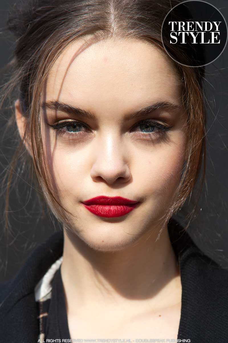 Make-up trends herfst winter 2020 2021. Rode lippenstift en zwarte eyeliner
