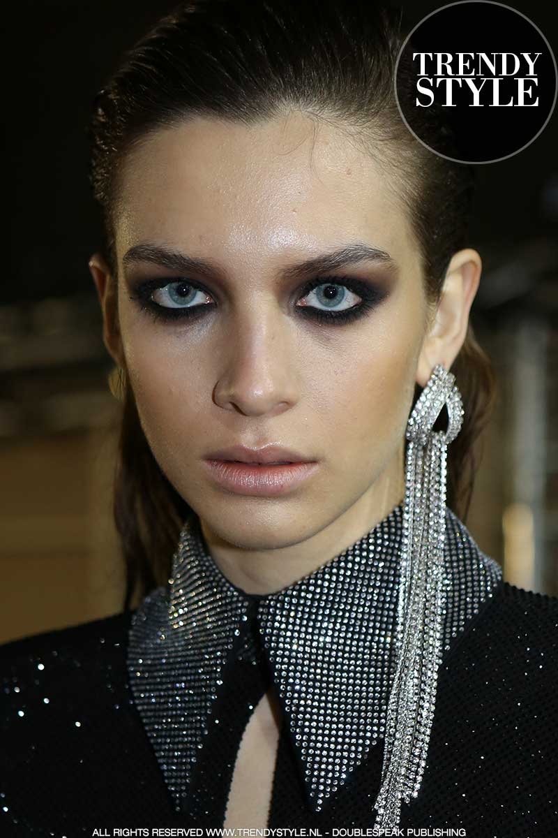 Make-up trends winter 2020 2021. Heftig! Zware smokey eyes, kilo's kohl, nepwimpers