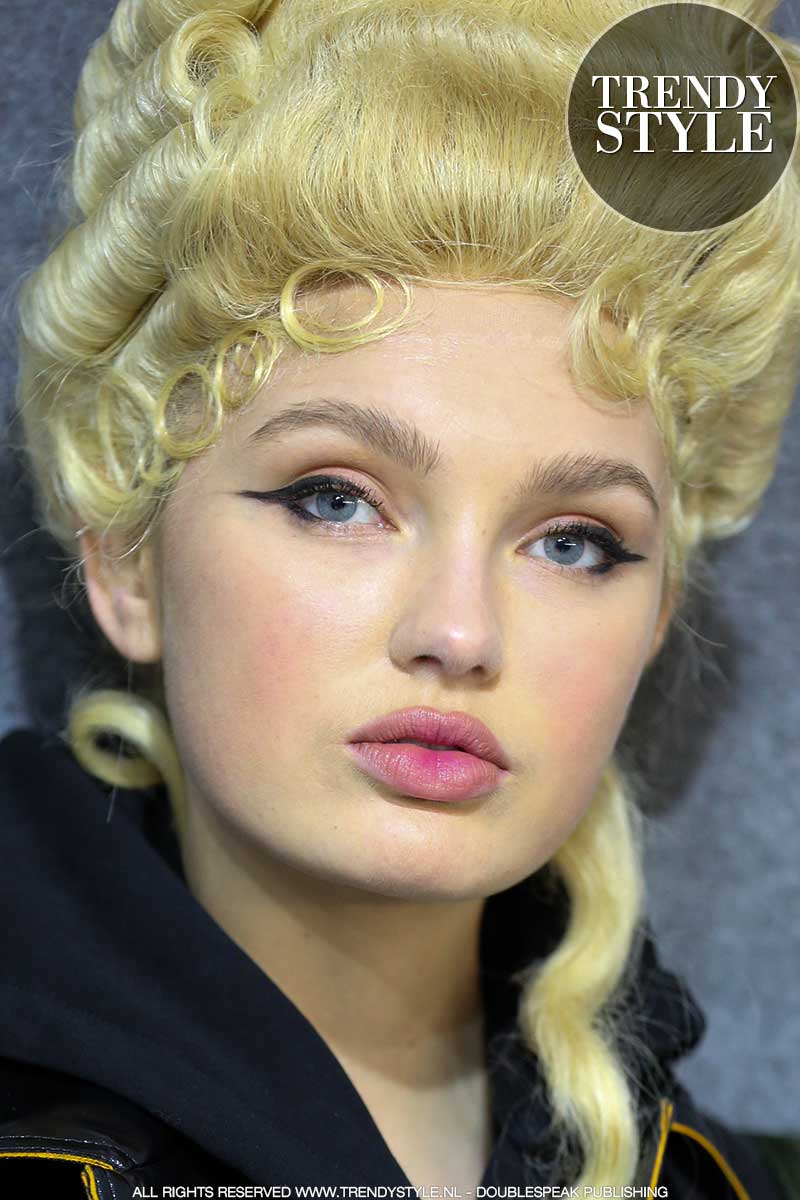 Make-up trends herfst winter 2020 2021. Stoere eyeliner en roze blush