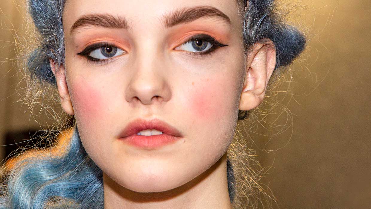 Make-up trends herfst winter 2020 2021. Stoere eyeliner en roze blush