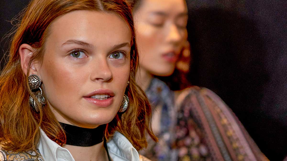 Make-up trends zomer 2020. Blush, bronzers en je gezichtsvorm. Modeshow: Etro