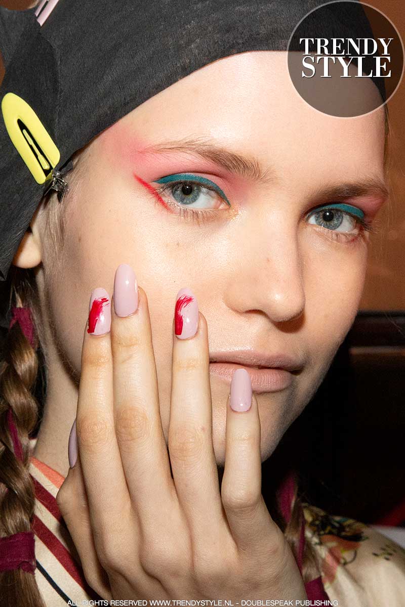 Make-up trends lente zomer 2020. Roze oogschaduw en gekleurde eyeliner