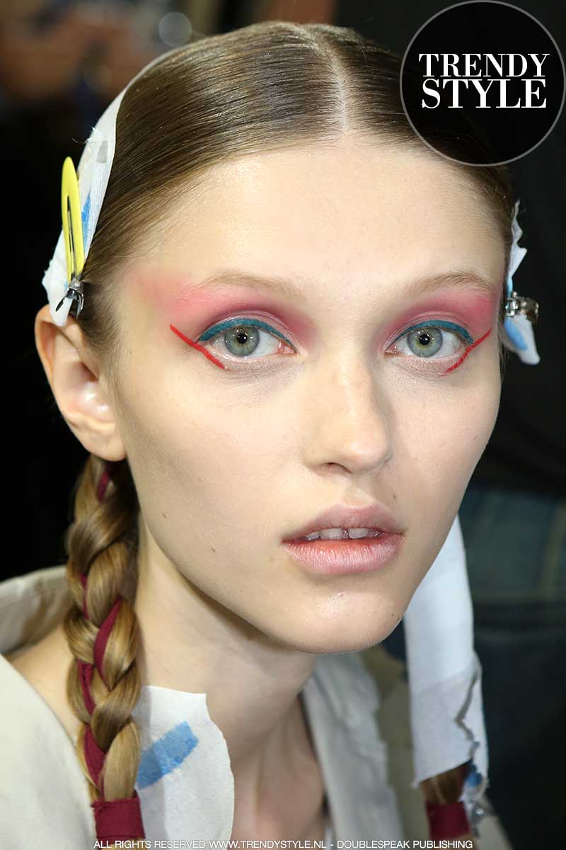 Make-up trends lente zomer 2020. Roze oogschaduw en gekleurde eyeliner