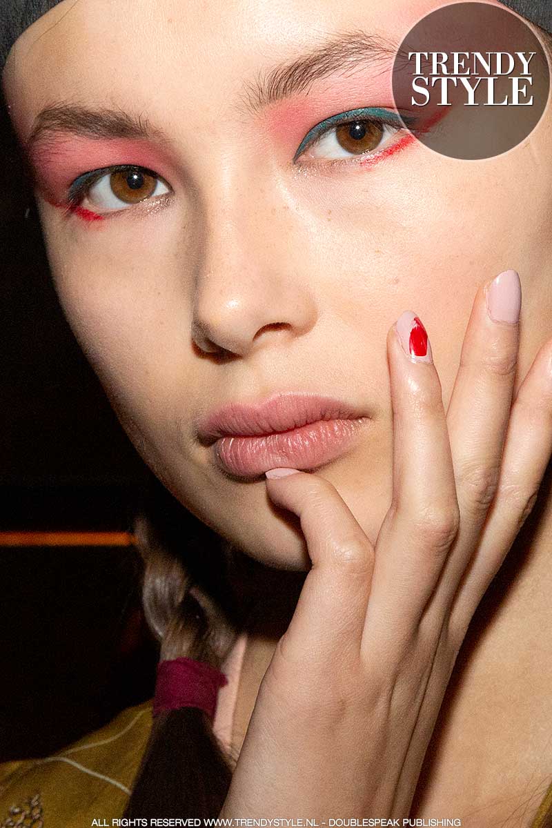 Make-up trends lente zomer 2020. Roze oogschaduw en gekleurde eyeliner