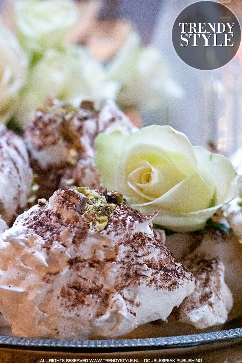 Meringues met cacao en pistachenoten. Zelf schuimkoekjes maken