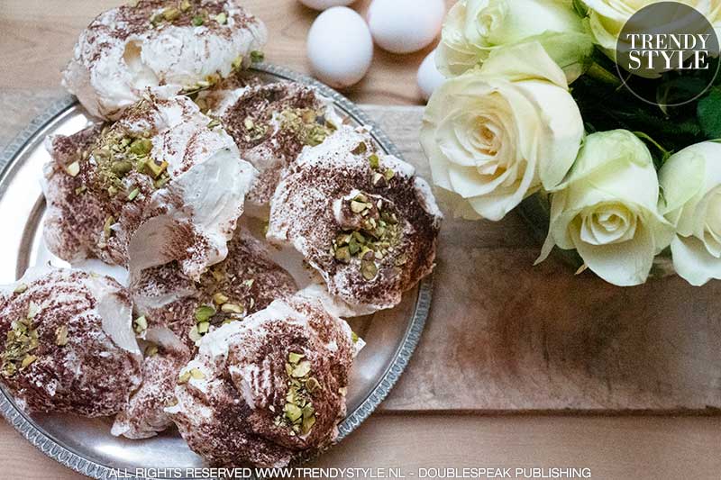 Meringues met cacao en pistachenoten. Zelf schuimkoekjes maken