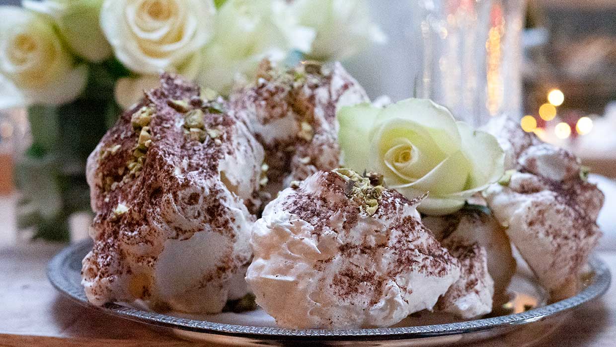 Meringues met cacao en pistachenoten. Zelf schuimkoekjes maken