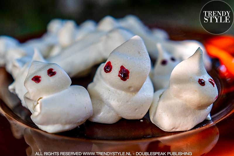 Halloween. Meringue taart met botten en spook