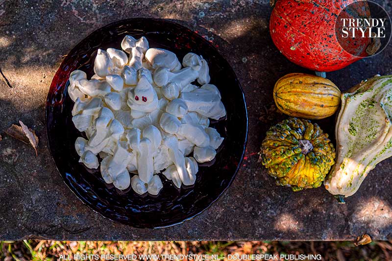 Halloween. Meringue taart met botten en spook