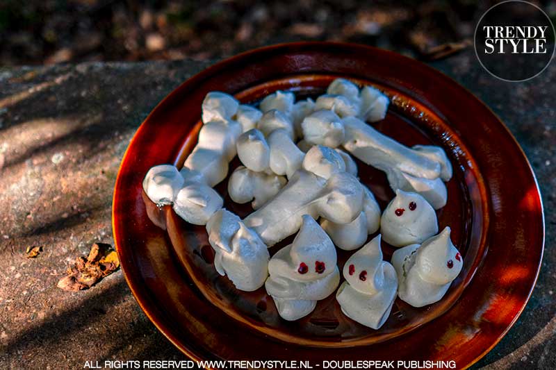 Halloween. Meringue taart met botten en spook