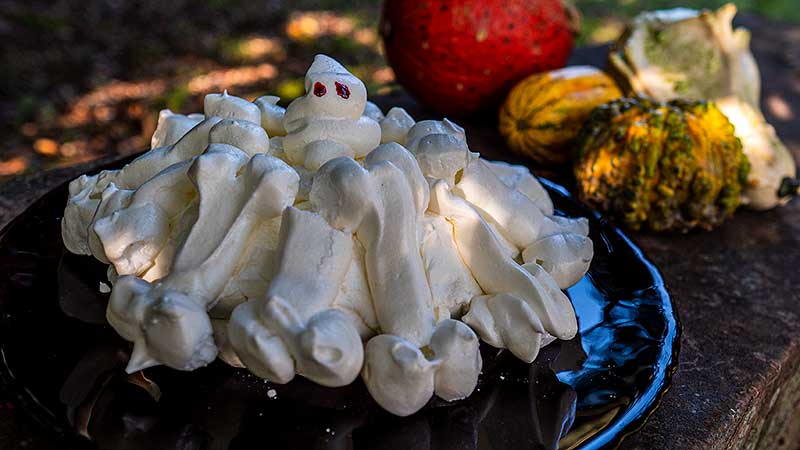 Halloween 2020. Meringue taart met botten en spook