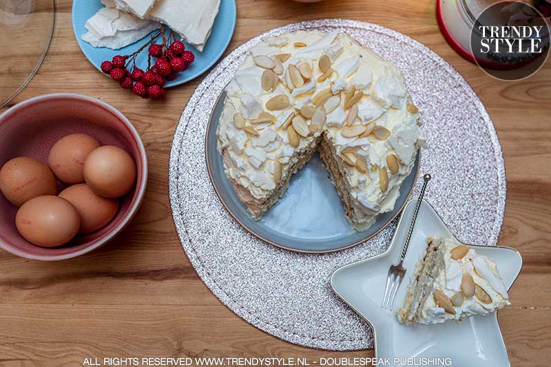 Bakrecept. Meringuetaart met slagroom en amandelen