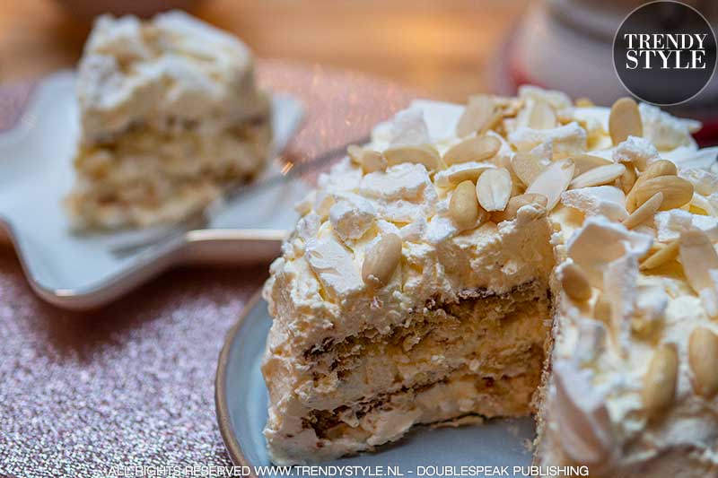 Bakrecept. Meringuetaart met slagroom en amandelen