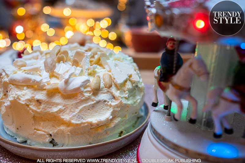 Bakrecept. Meringuetaart met slagroom en amandelen