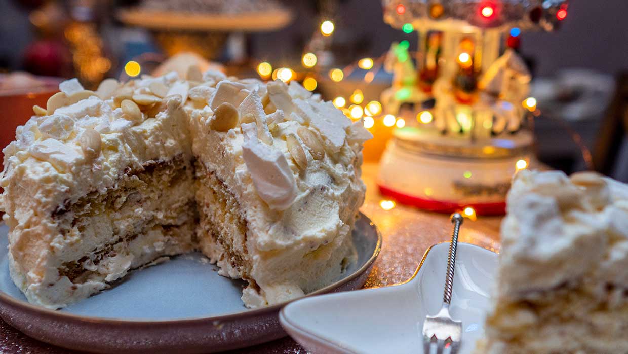 Bakrecept. Meringuetaart met slagroom en amandelen