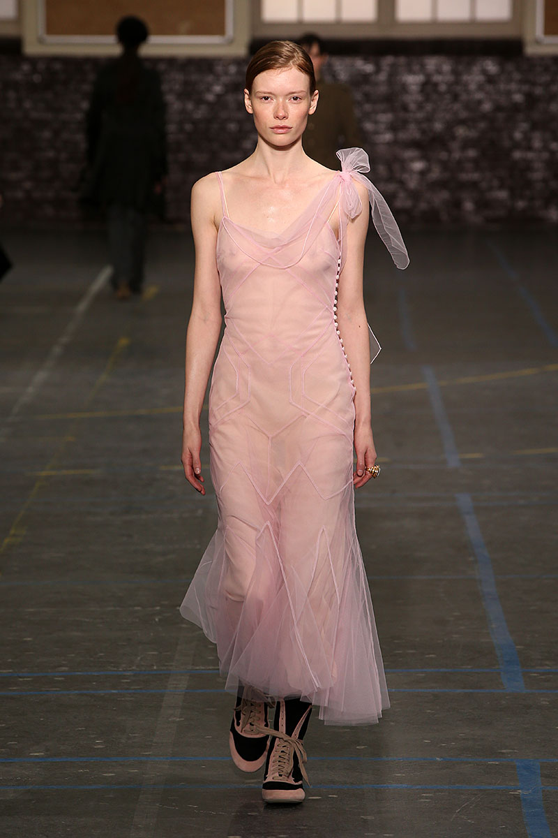 Roze jurk in ballerina stijl van John Galliano herfst winter 2016 2017, photo: courtesy of John Galliano