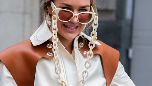 Bizarre modetrend voor winter 2020 2021. Modeaccessoires. Zonnebril met ketting