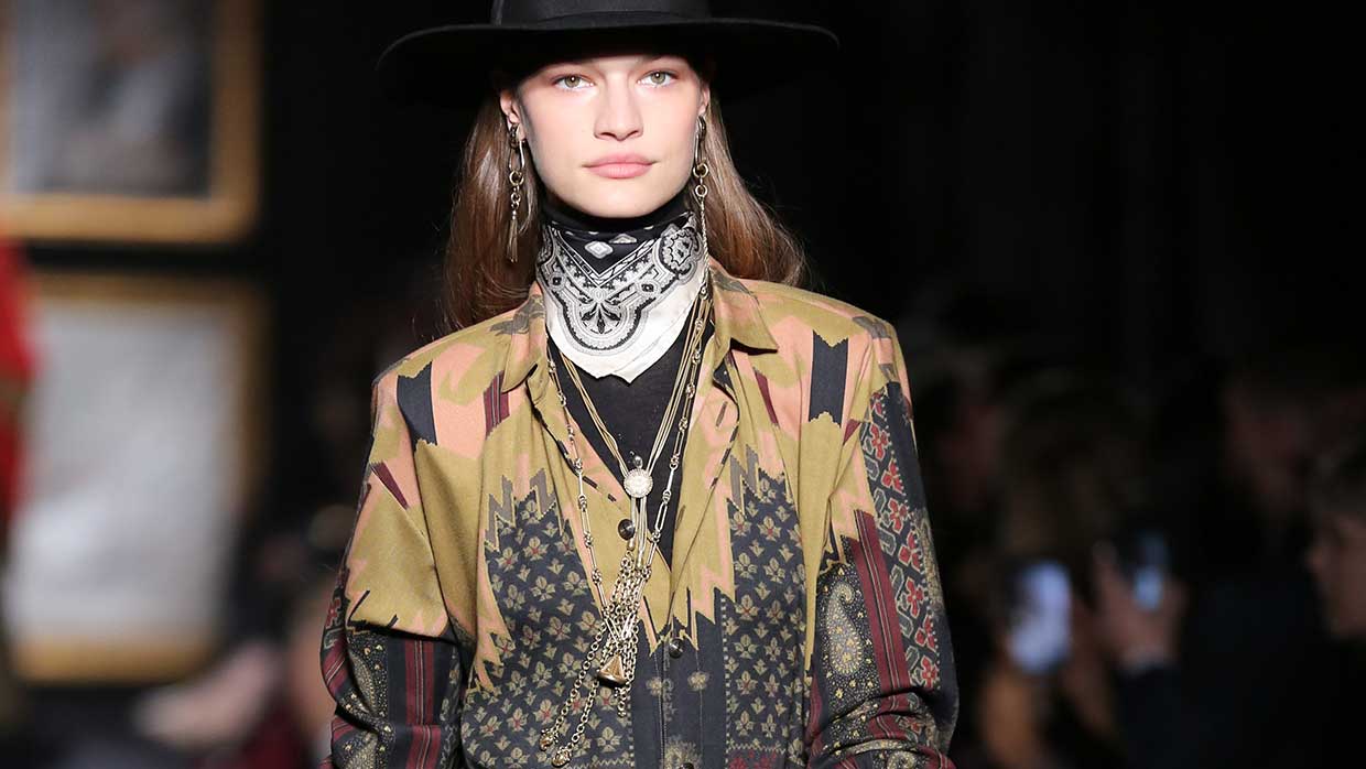 Mode accessoires winter 2020. Lange kettingen met bedels. Luxe of bohemian