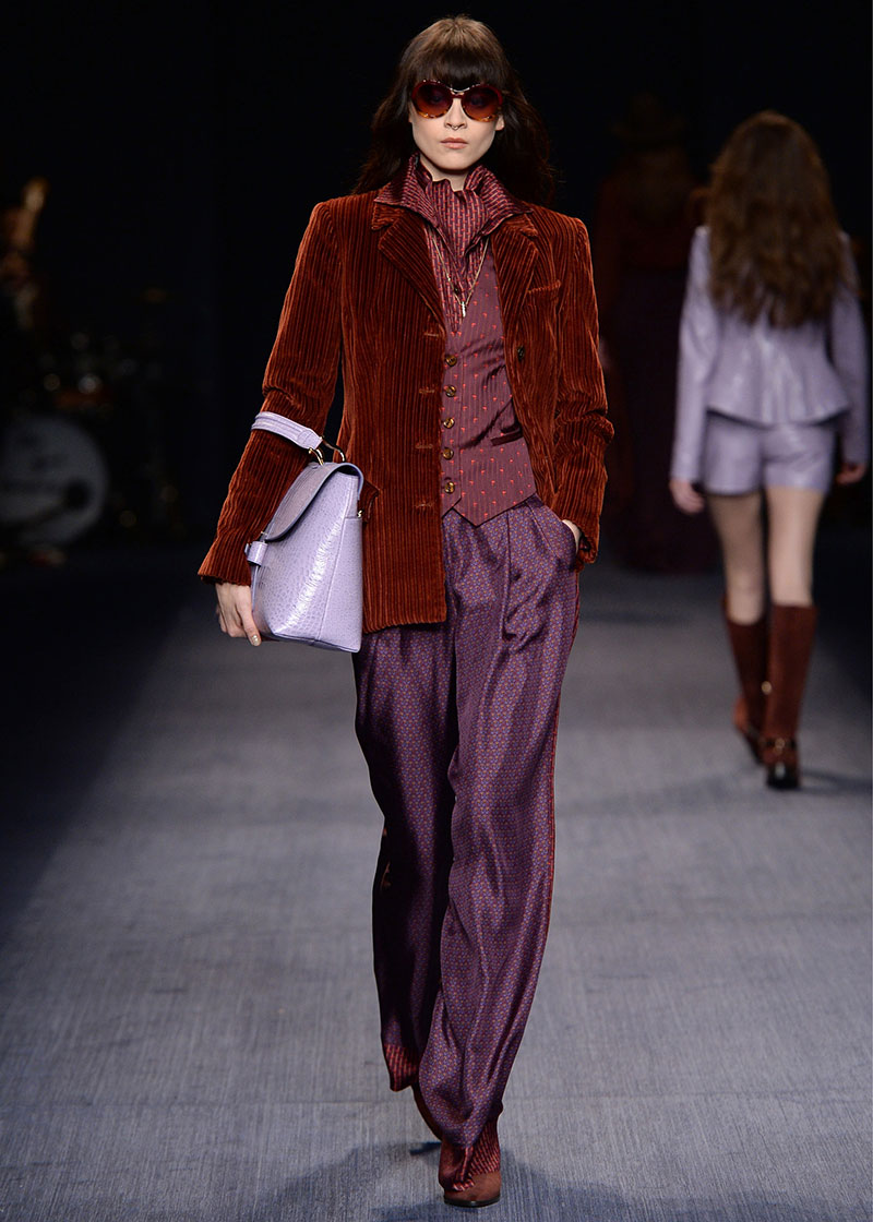 Warme roodtinten (in combinatie met de nieuwe paarsrode kleur) op de catwalk van Salvatore Ferragamo herfst winter 2016 2017, photo: Ferragamo