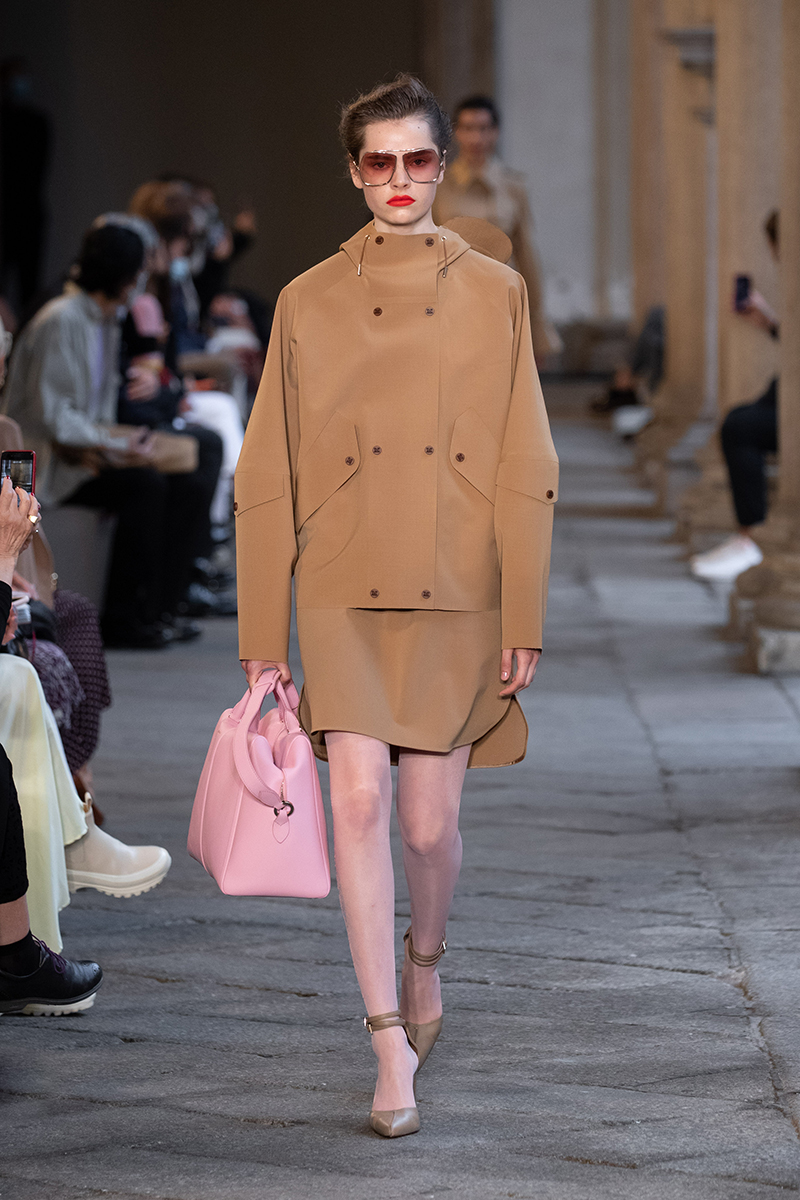 Modetrends 2021. Camel is (nog steeds) dé trend! Update je look! Photo: courtesy of Max Mara zomer 2021