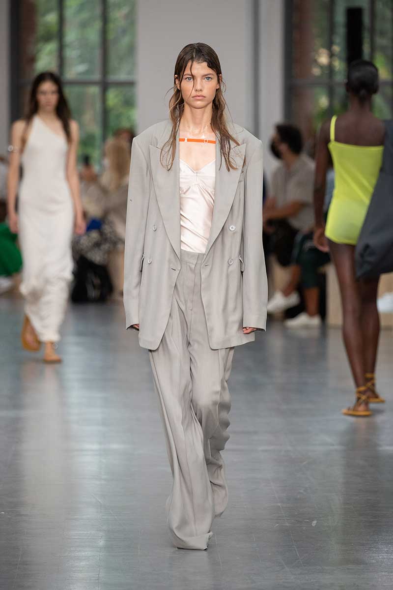 Modetrends lente zomer 2021. Trend alert: broekpakken! Photo: courtesy of Sportmax