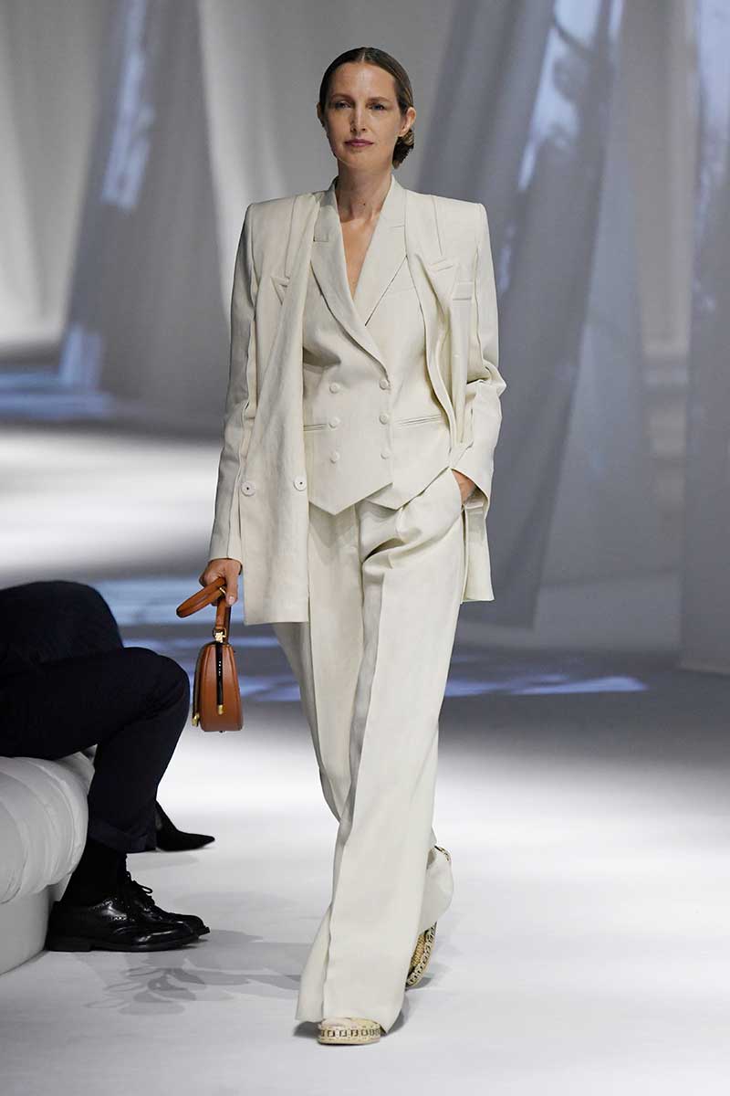 Modetrends lente zomer 2021. Trend alert: broekpakken! Photo: courtesy of Fendi