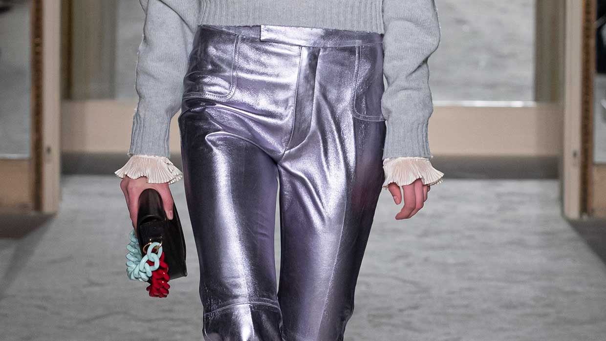 Modetrends winter 2020 2021. Must-have: de zilverkleurige broek