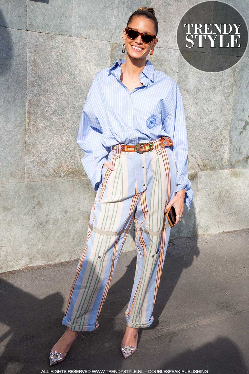 Streetstyle mode zomer 2020. Must-have items: jeans met hoge taille en streepoverhemd